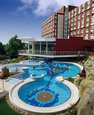 Kuren in Ungarn: Außenpool im Thermal Aqua Ensana Health Spa Hotel in Héviz