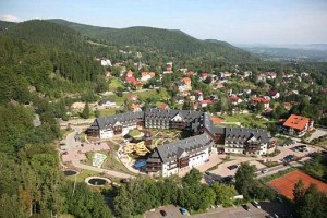 Kuren in Polen: Ortansicht mit dem Wellnesshotel Sandra SPA Karpacz in Krummhübel