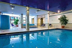 Kuren in Ungarn: Schwimmbad im Hotel Löver in Sopron
