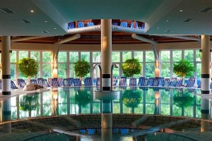 Kuren in Ungarn: Schwimmbad des Lotus Therme Hotel und Spa in Heviz