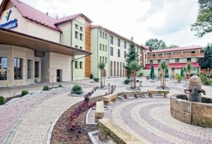 Kuren in Polen: Blick auf das Hotel Malinowy Dwor in Bad Flinsberg Swieradów Zdrój Isergebirge