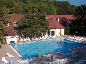 Kuren Slowakei: Außenbereich mit Pool im Kurhaus Mier in Bojnice Weinitz