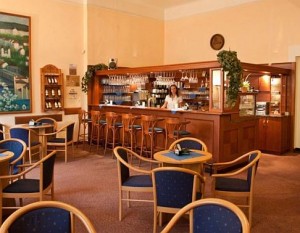 Kuren in Tschechien: Bar im Kurhaus Parkquelle (Sadovy Pramen) in Karlsbad