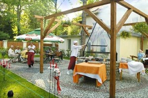 Kuren in Polen: Sommerterrasse im Hotel Swieradow in Bad Flinsberg Swieradów Zdrój Isergebirge