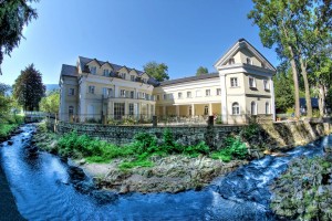 Kuren in Polen: Blick Altes Kurhaus in Bad Flinsberg Swieradow Zdroj