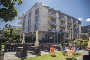 Kuren in Polen: Außenansicht vom Hotel Avangard und Panorama in Swinemünde