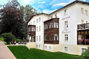 Kuren in Polen: Außenansicht vom Kurhotel Berliner in Bad Flinsberg Swieradów Zdrój Isergebirge