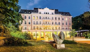 Kuren in Tschechien: Außenansicht des Kurhaus Kaiserbad in Bad Teplitz Lázne Teplice