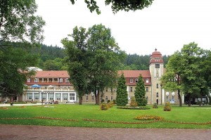 Kuren in Polen: Außenansicht vom Kurhaus Jan Kazimierz in Bad Reinerz Duszniki Zdrój