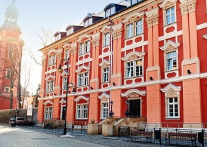 Kuren Polen: Außenansicht des Langes Haus Dlugi Dom Bad Warmbrunn Cieplice Zdrój