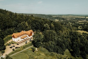 Kuren in Polen: Außenansicht des Kurhaus Le Mont Bad Flinsberg Isergebirge