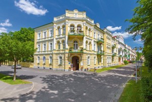 Kuren in Tschechien: Blick auf das Kurhotel Metropol in Franzensbad Frantisvoky Lázne