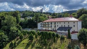 Kuren in Polen: Außenansicht des Hotel Dobrzynski Resort Nefryt in Bad Flinsberg Swieradów Zdrój