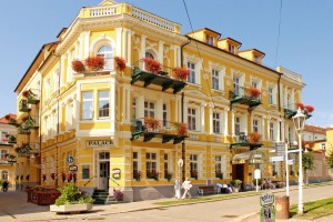 Kuren in Tschechien: © LD Palace s.r.o. - Außenansicht vom KurhBlick auf das Kurhaus Palace 1 in Franzensbad (Frantiskovy Lazne)