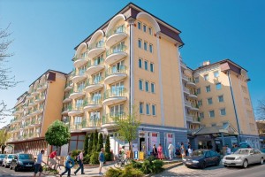 Kuren in Ungarn: Außenansicht vom Palace Hotel in Heviz