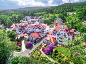 Kuren in Polen: Blick auf das Park Hotel Spa in Bad Flinsberg Swieradów Zdrój Isergebirge