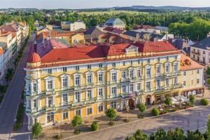 Kuren in Tschechien: Außenansicht des Kurhaus Savoy in Franzensbad Frantiskovy Lazne