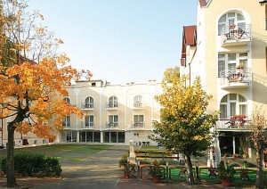 Kuren in Polen: Blick auf das Hotel Atol in Swinemünde Swinoujscie