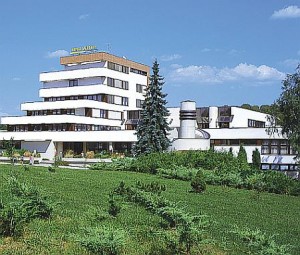 Kuren in der Slowakei: Blick auf das Kurhaus Central in Smrdáky