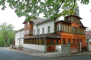 Kuren in Polen: Außenansicht vom Hotel Swieradow in Bad Flinsberg Swieradów Zdrój Isergebirge